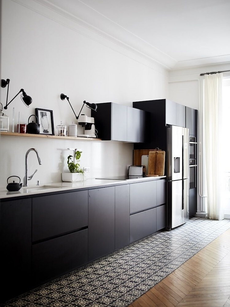 开放式厨房地砖与客厅木地板的完美融合