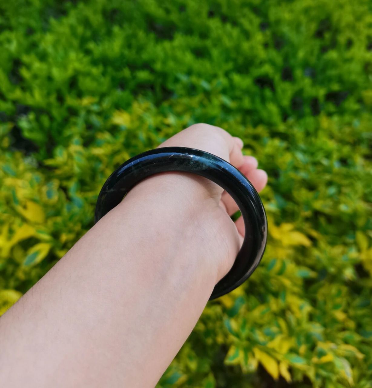 岫玉‖501小黑镯 圆润细腻小黑镯 	 今天下楼拿快递,越看它越可爱.