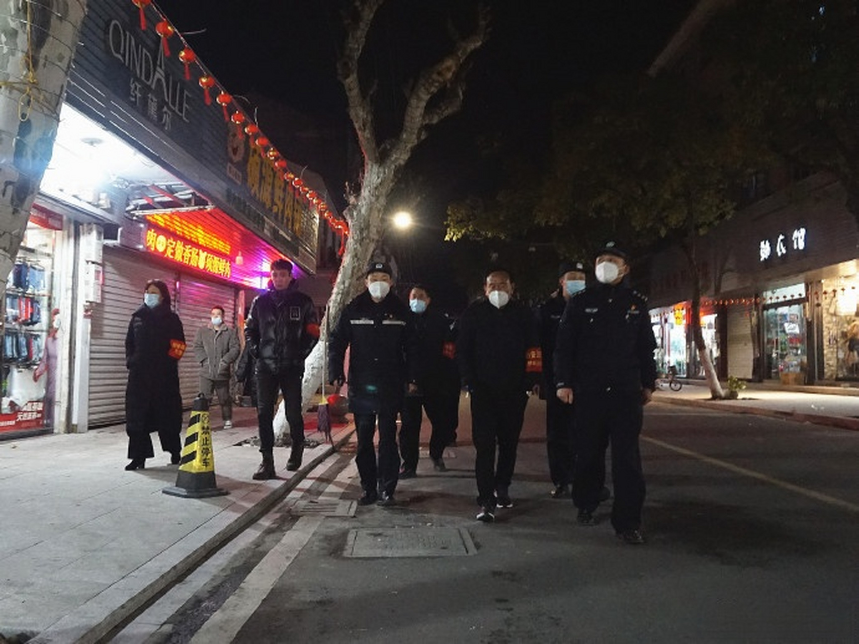 开展平安大巡防活动】 连日来,黄岩公安 院桥派出所组织民警,`辅警