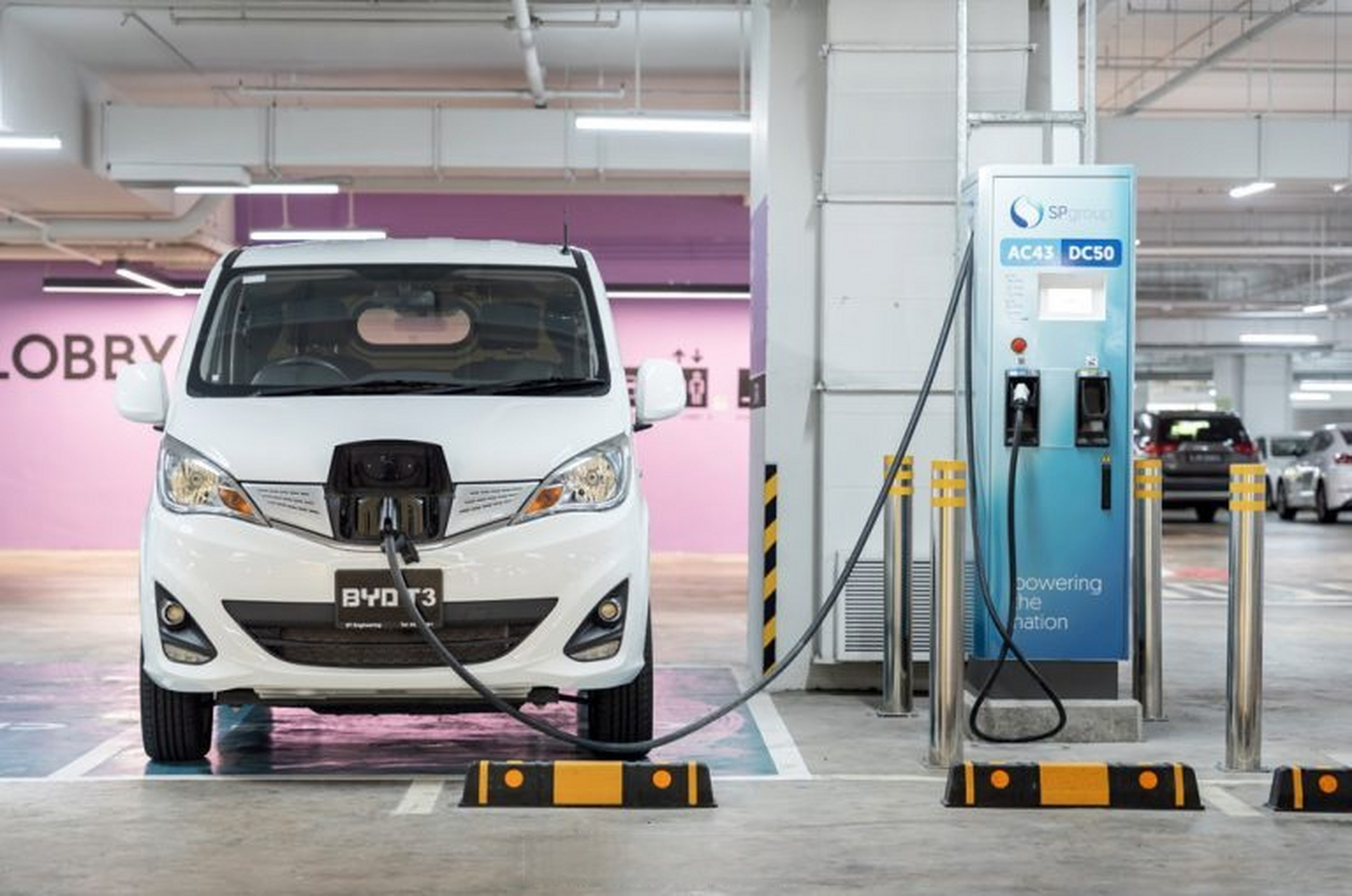 偶然翻到两张比亚迪t3的图,没看出是哪儿,赶脚不太像国内[思考]#新