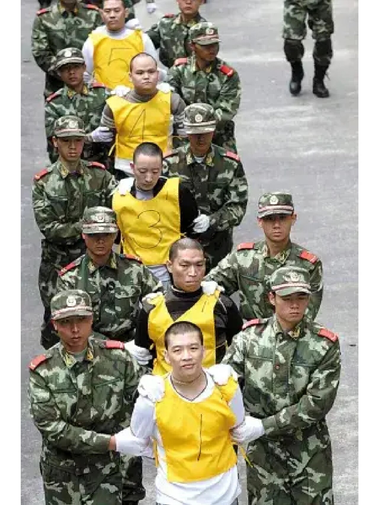 照片中编号1,2,3,4,5号都是犯故意杀人,抢劫,强奸罪的数名重刑死刑犯.