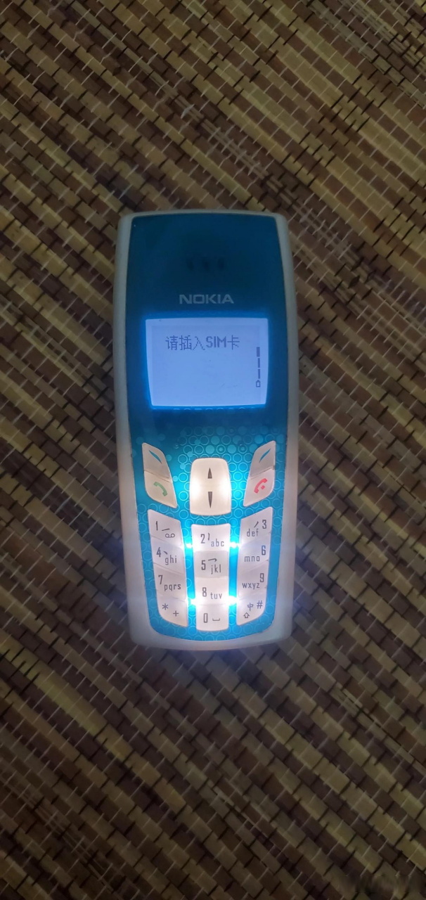 买了部古懂手机诺基亚3610,本来想怀一旧,谁知道这手机没插电话卡连个