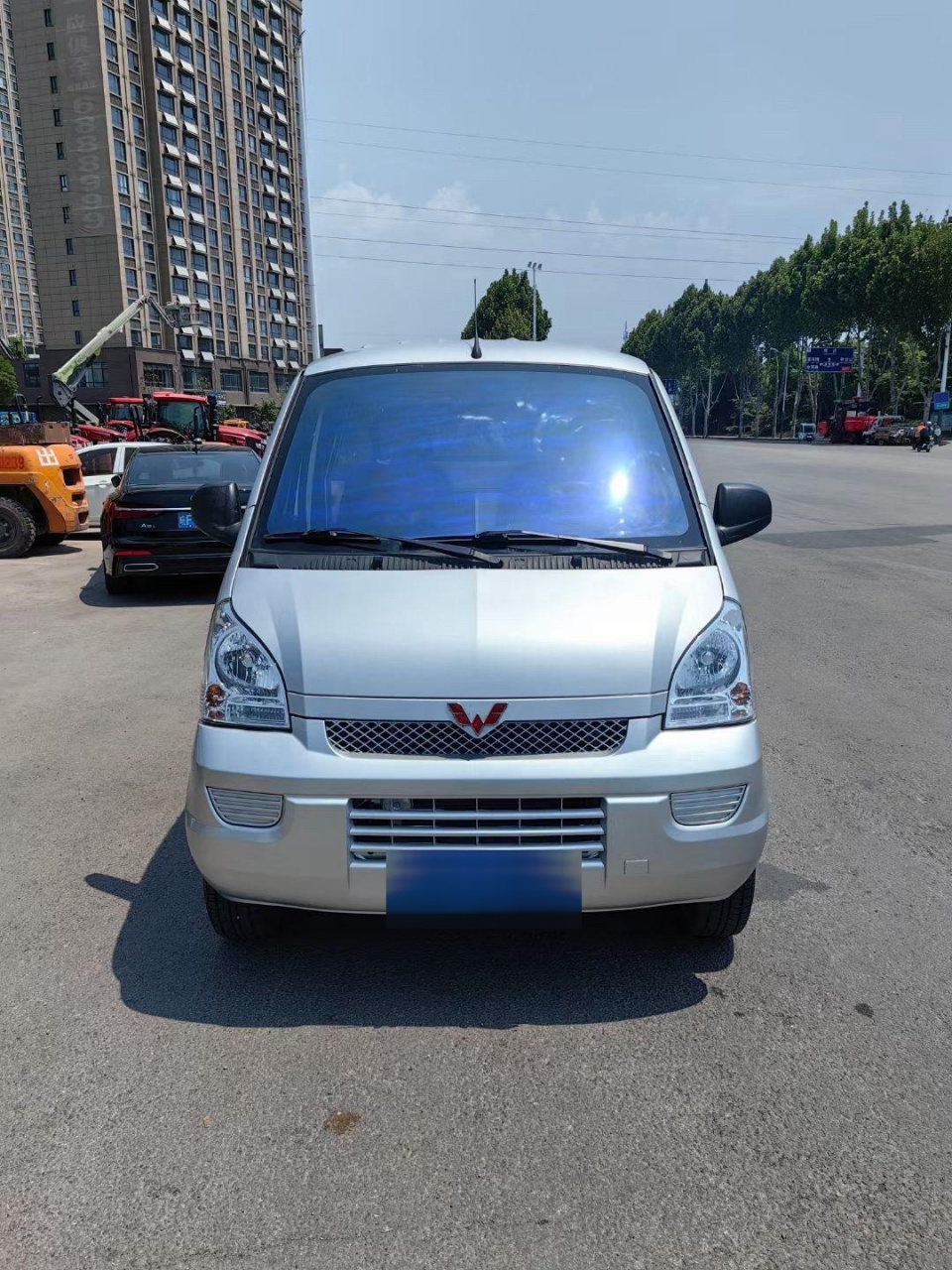 五菱荣光加长两座封闭式面包车1.5排量汽油