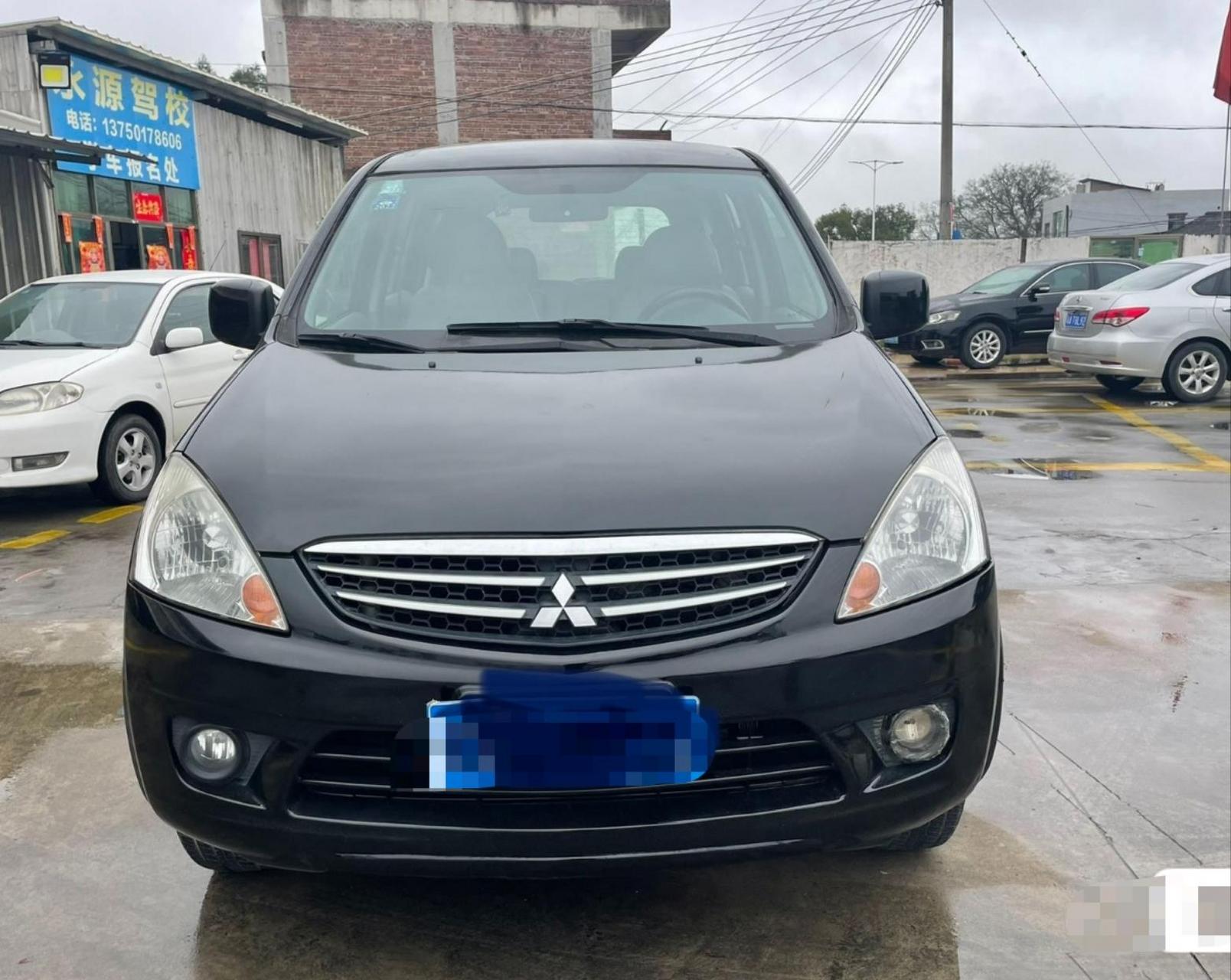 三菱七座商务车,只要三万多.10年底三菱君阁,2.