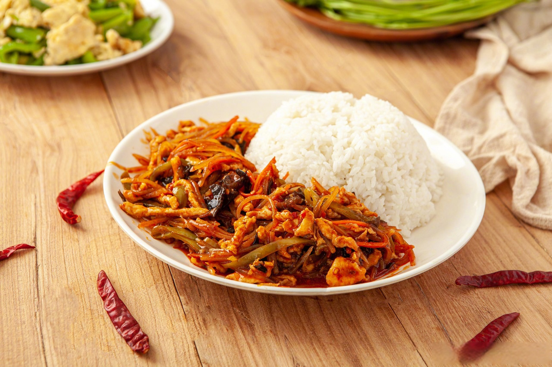 【#盖浇饭是典型的热量炸弹#】#鱼香肉丝盖浇饭的热量超乎想象#《英国