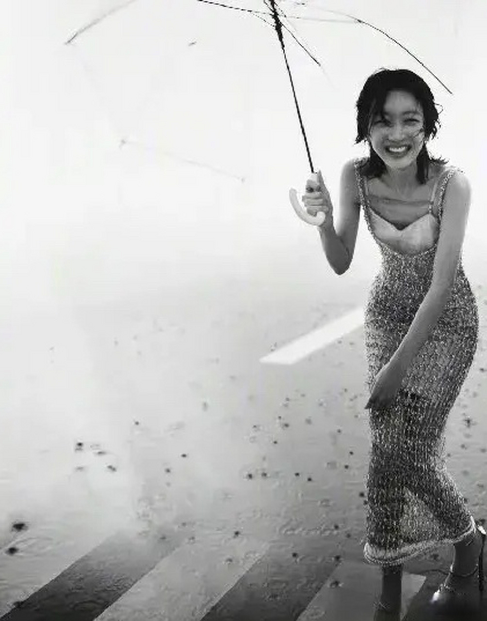 周冬雨这组写真好有倪妮的感觉,这就是谋女郎的相同气质吗?