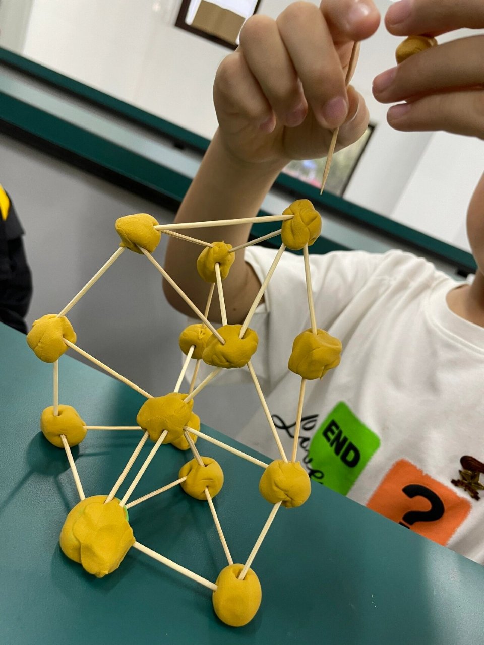 科学社团|(胡萝卜)搭高 让学生拿的橡皮泥或者胡萝卜 结果带的都是超
