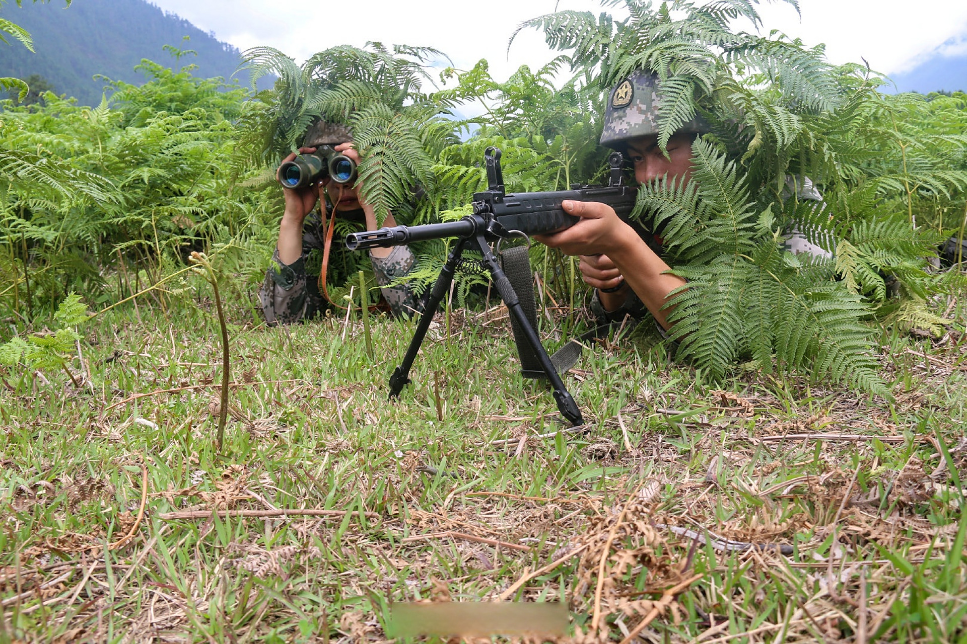 直击高原步兵班班战术演练#】练兵场上硝烟起,夏日炎炎战味浓