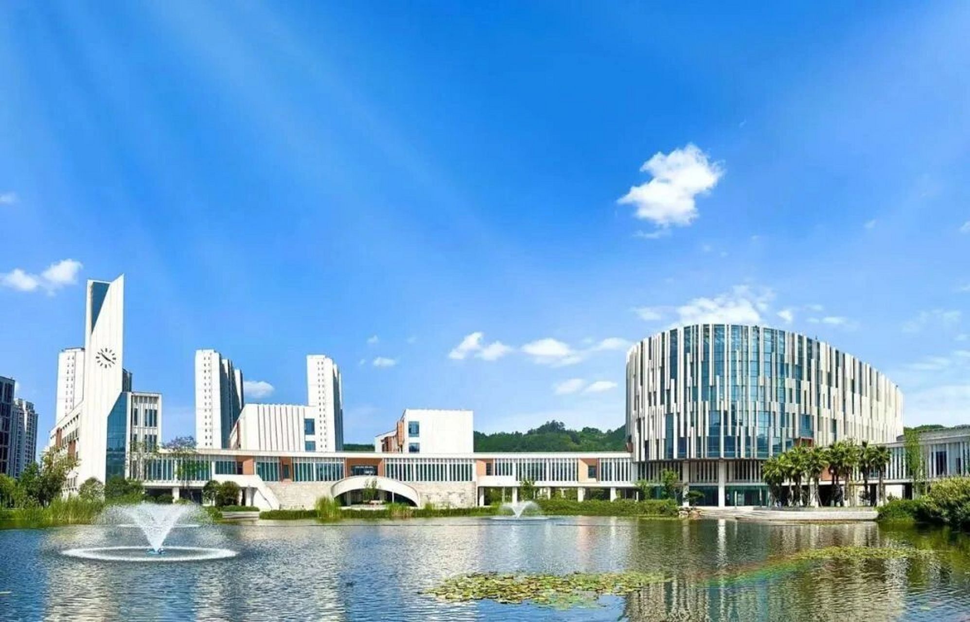 四川外国语大学成都学院宜宾校区 欢迎学弟学妹们来咨询哦