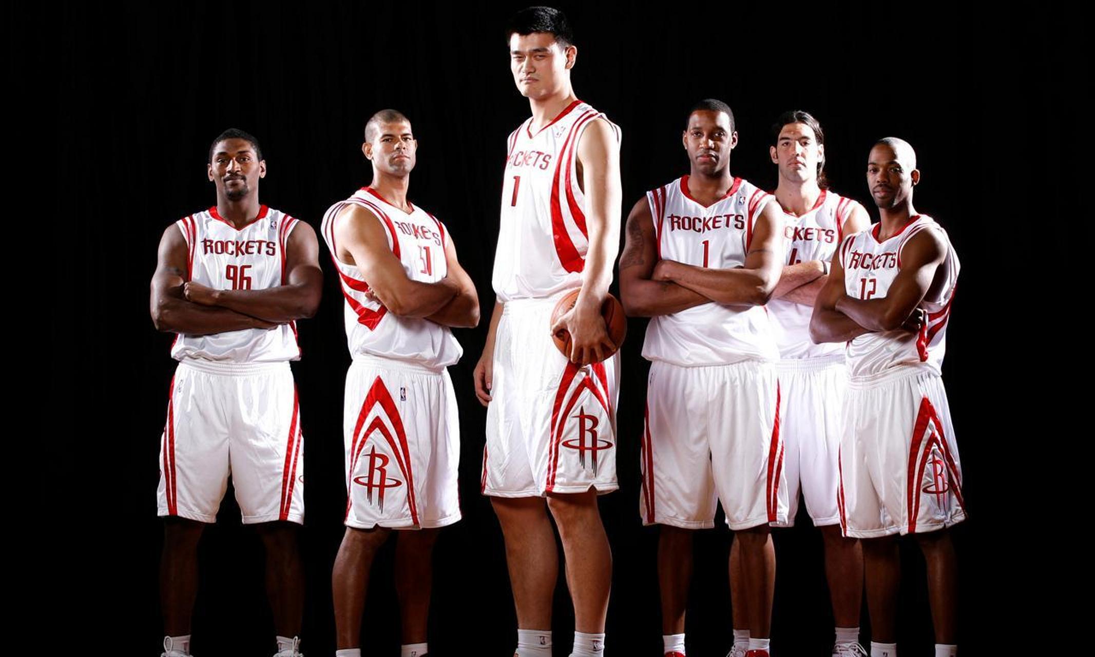 这大概是姚明在火箭队时最强大的阵容,除了组织后卫过于羸弱外,进攻和