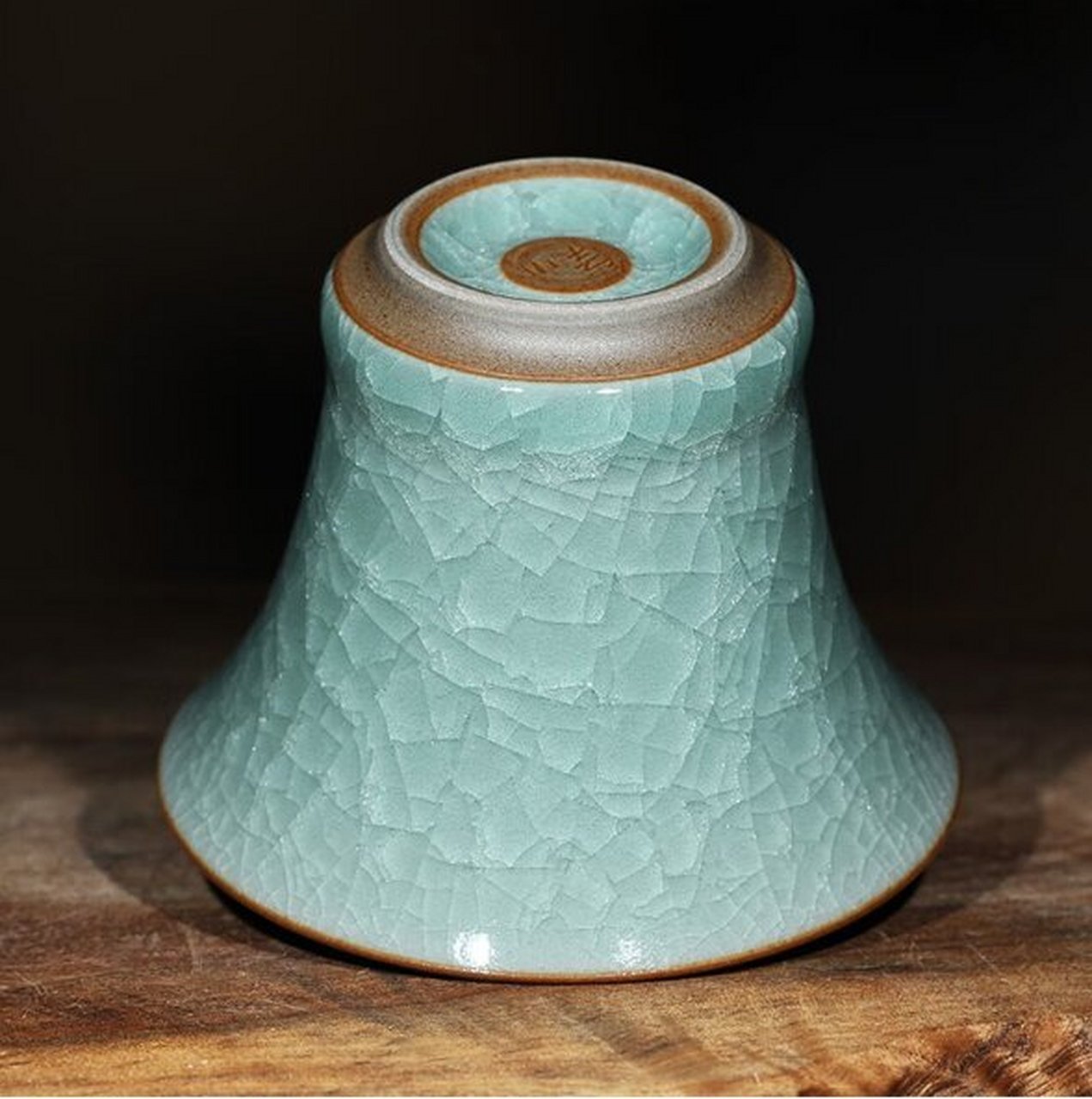 今日分享  传世哥窑龙泉青瓷冰裂纹茶杯 传世哥窑器,釉质滋润,冰裂