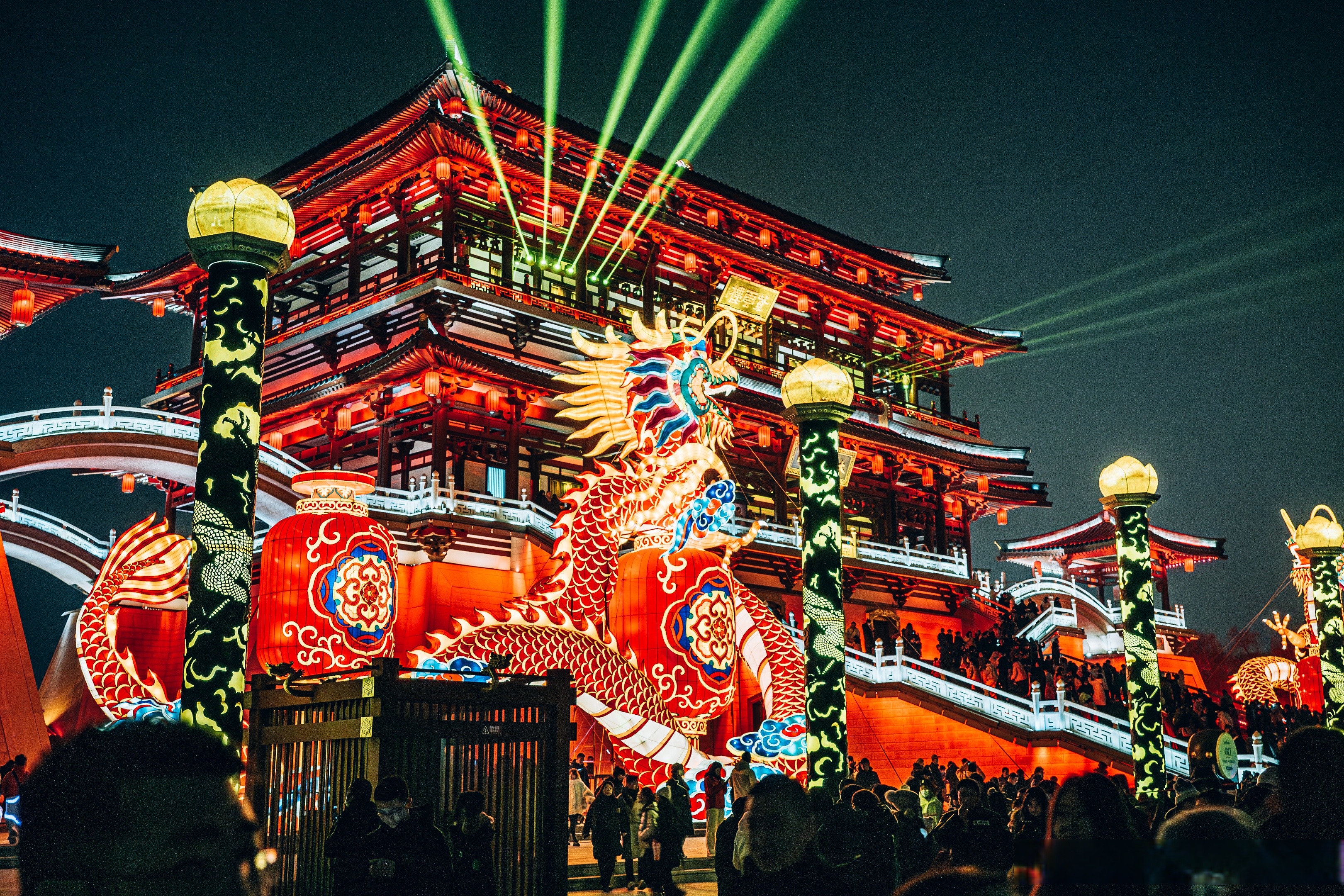 长安灯会大唐芙蓉园# 夜幕降临,花灯亮起,整个园子灯火璀璨,这里是