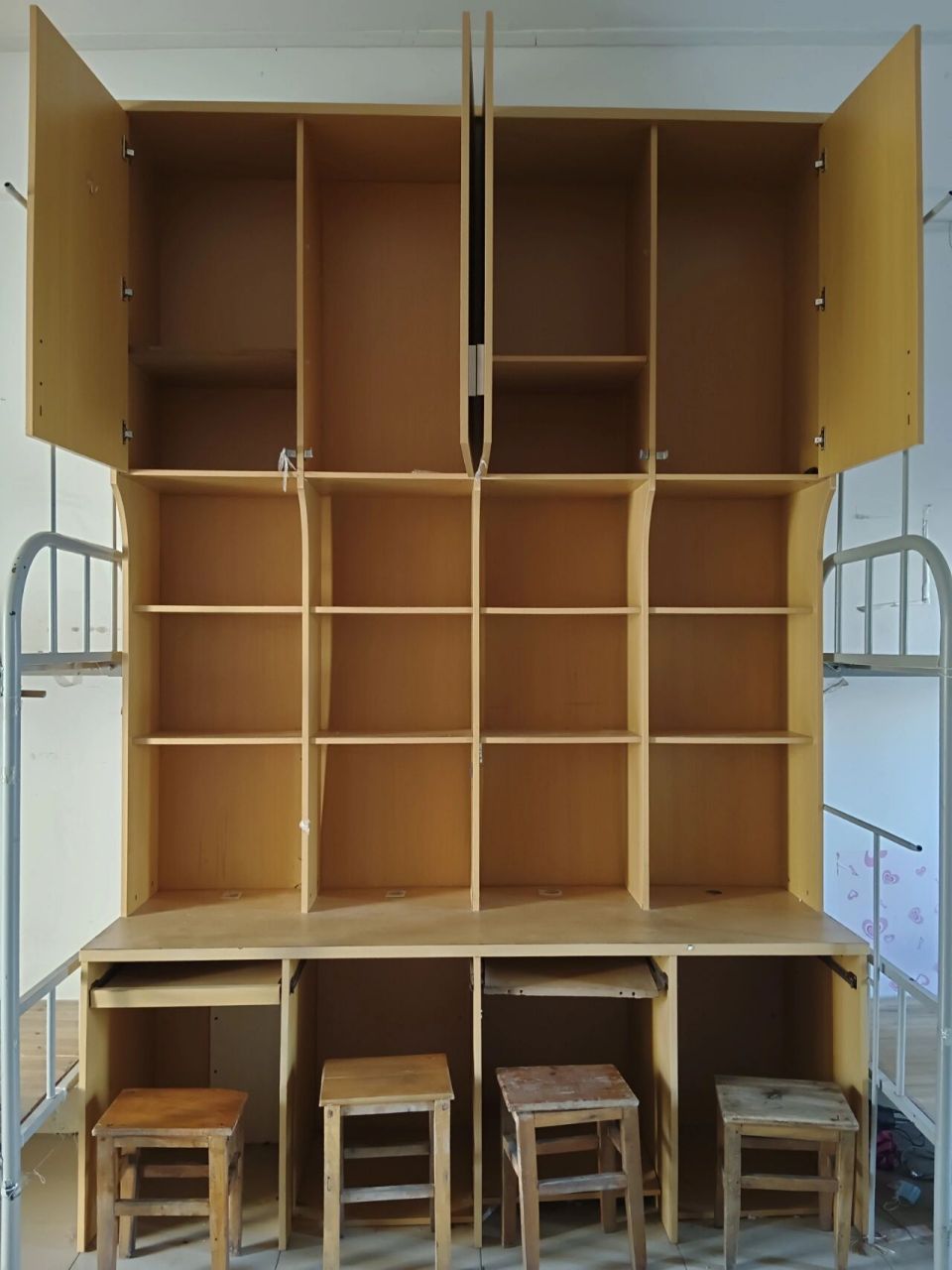 梧州学院a10宿舍 图1~图4:  a10宿舍内部 图5:  a10宿舍全貌 图6~图9