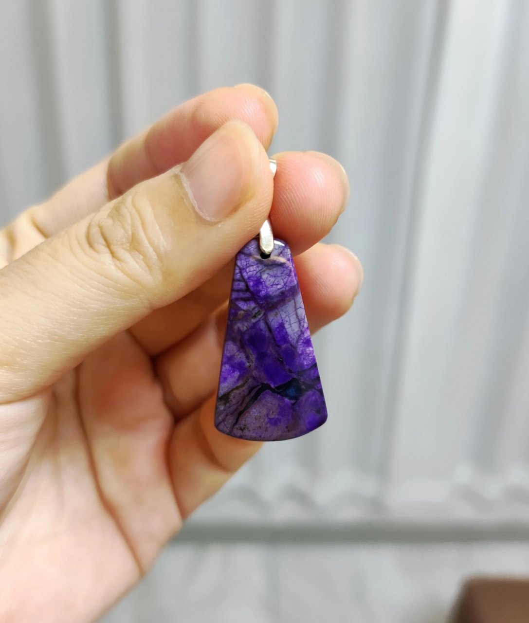 天然极品舒俱来原石随型吊坠一枚 重5.22克,高3.05,最宽处1.