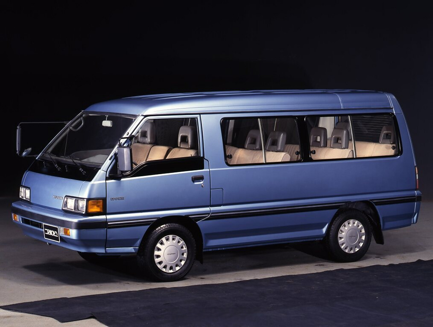 你以为这是三菱l300得利卡?睁大眼睛,鼻子上是现代标!