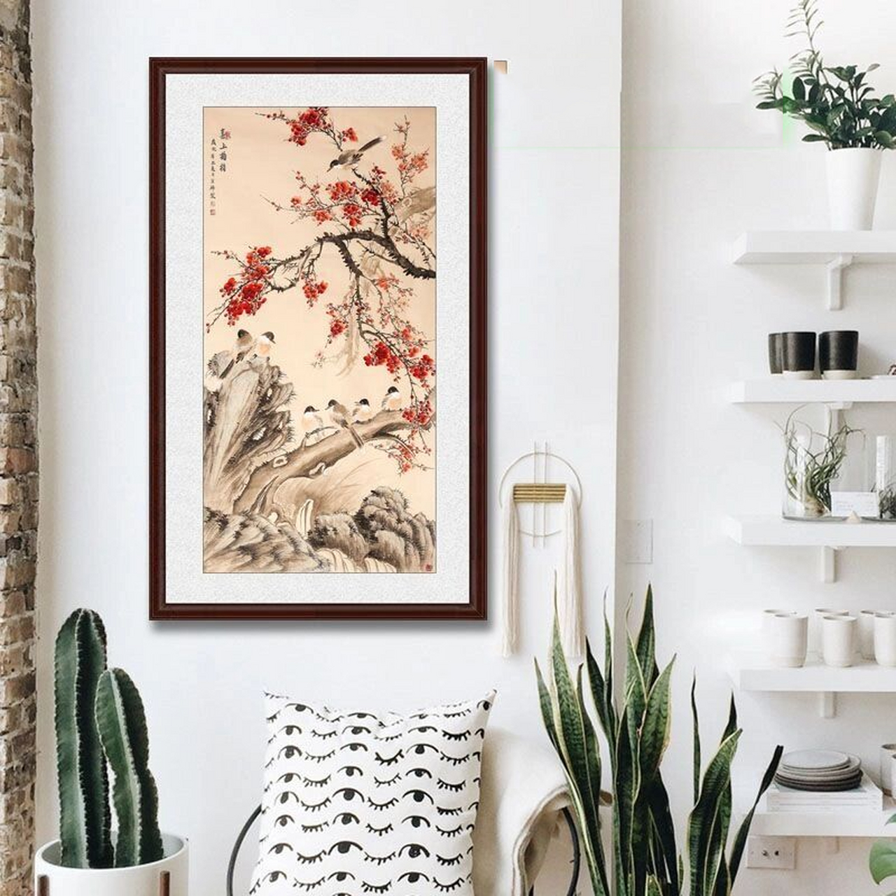 很多家户进门对面是一面墙,是用来挡煞聚气的地方,在这个地方如果不稍