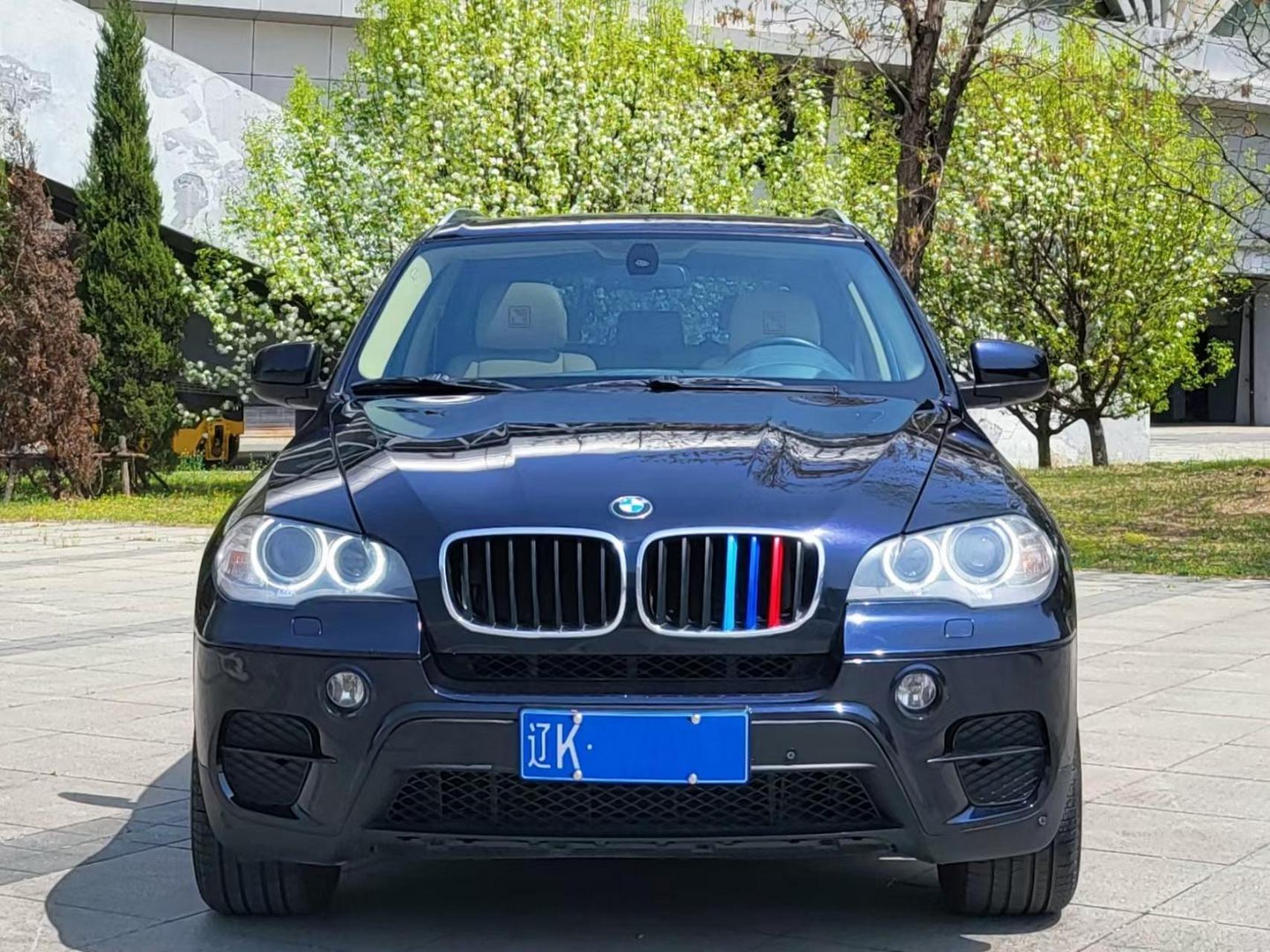 宝马x5 3.0t 八速四驱.经典宝石蓝颜色,电动尾门,抬头显示