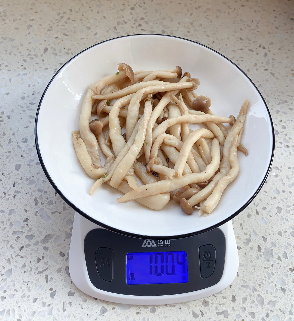 炒蘑菇热量96 图中为100g的炒蘑菇 8715炒蘑菇热量约为81千卡