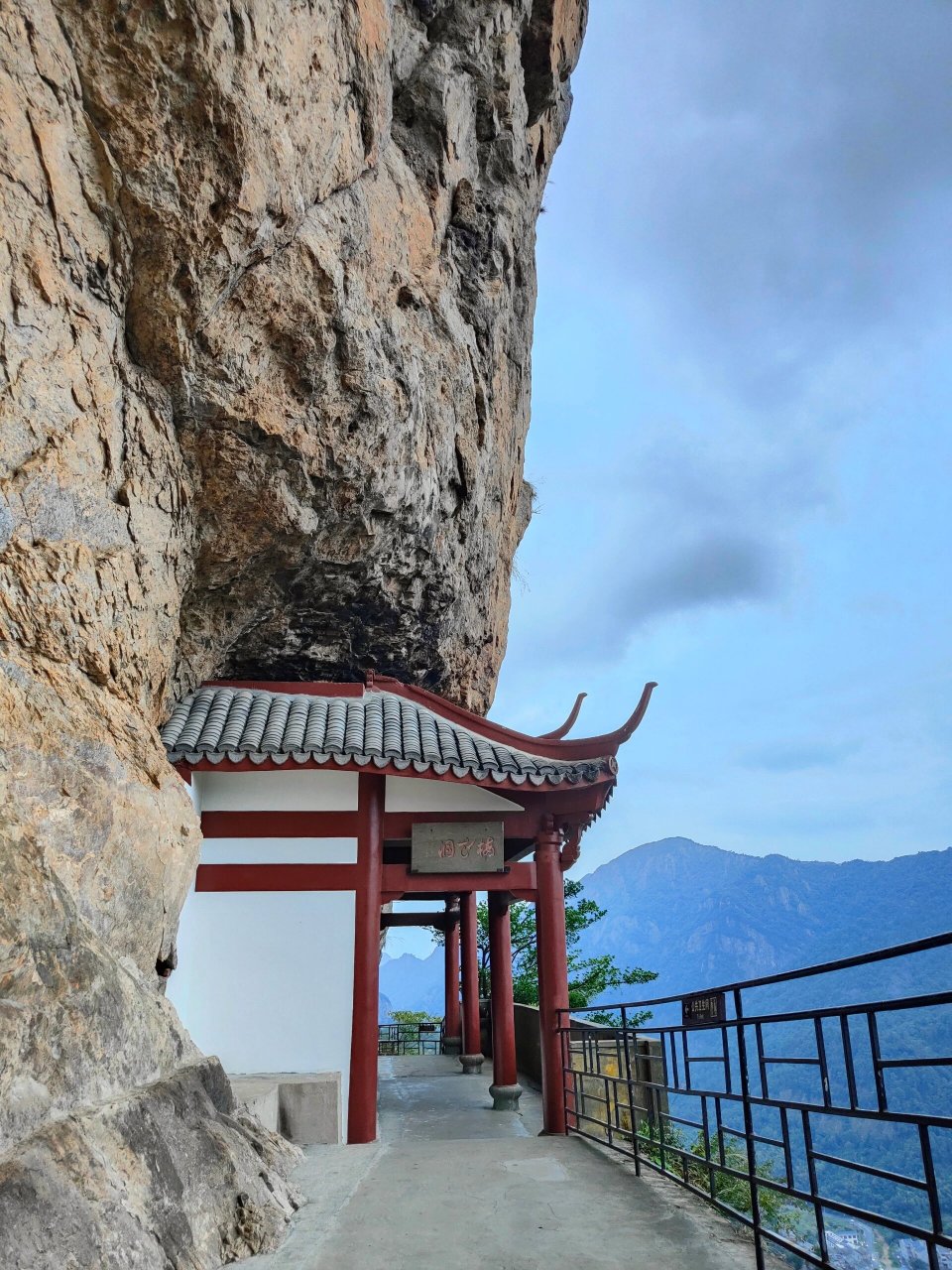 雁荡山方洞景区游览指引 属于雁荡山风景区景点之一(非三大景点),与