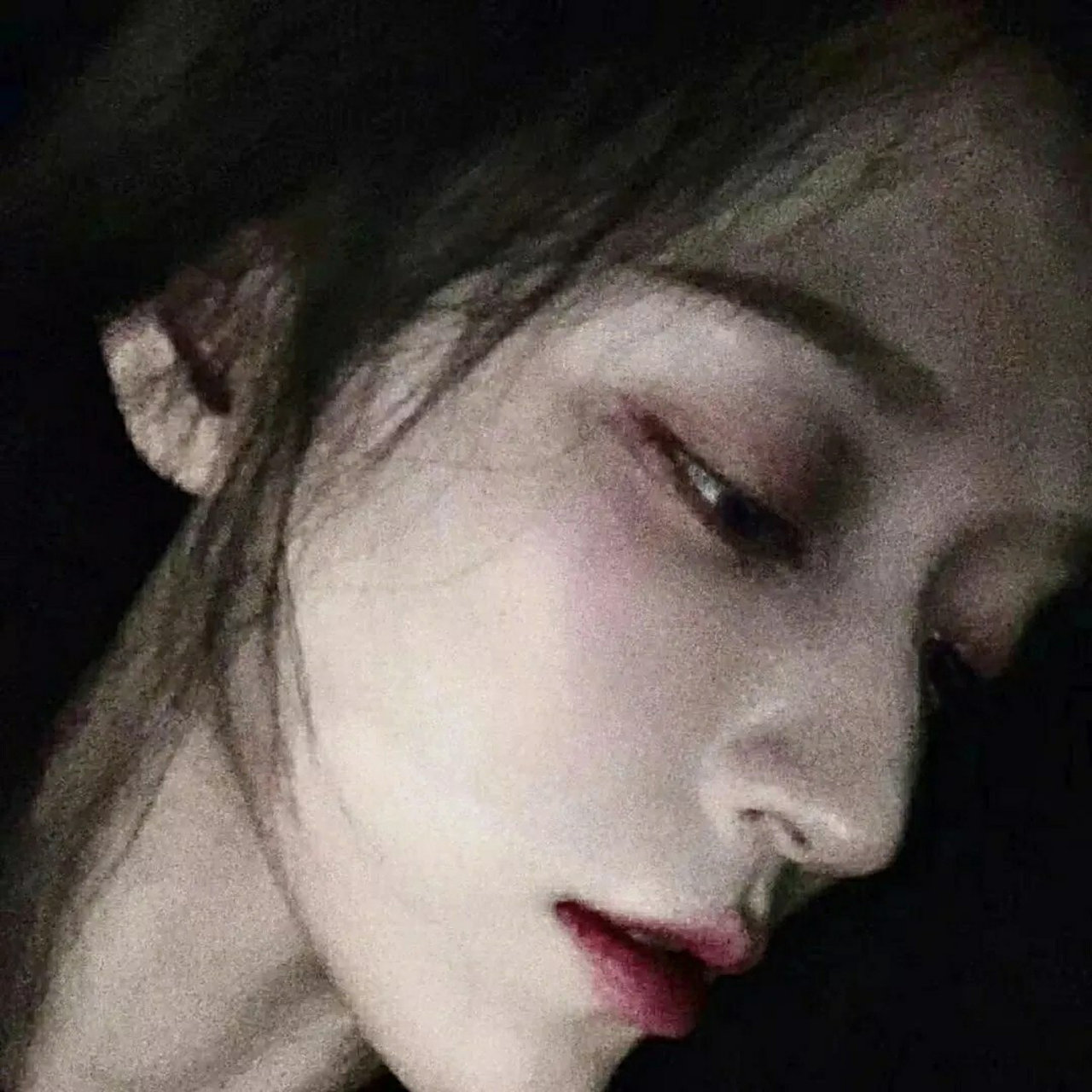 97悲伤到极致的女生头像09