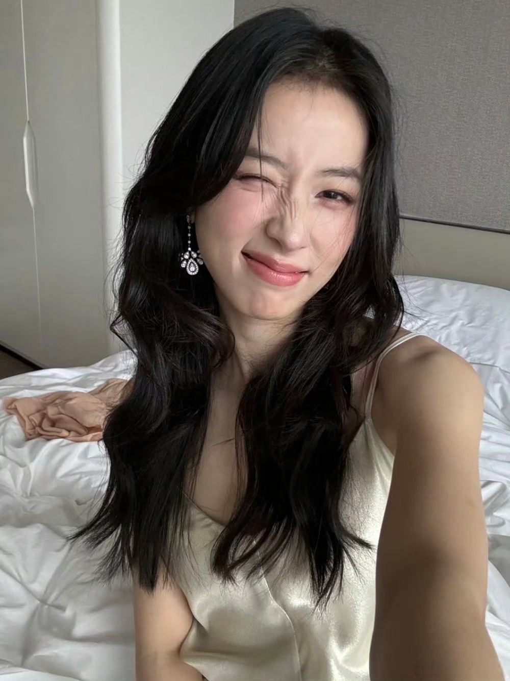 就怕别人看见想吃自己的东西,她这 周雨彤自拍周雨彤乳头周雨彤素颜