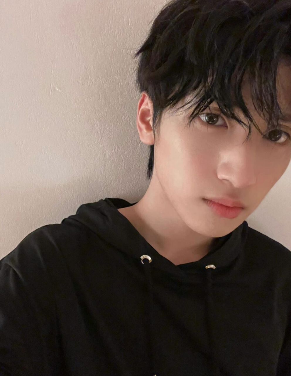 严浩翔all black穿搭 潮男出街怎么穿就看他 严浩翔分享对镜拍,他身穿