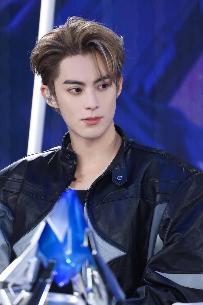 有网友说邓为和王鹤棣演技没什么太大差别,只是王鹤棣是原生脸邓为