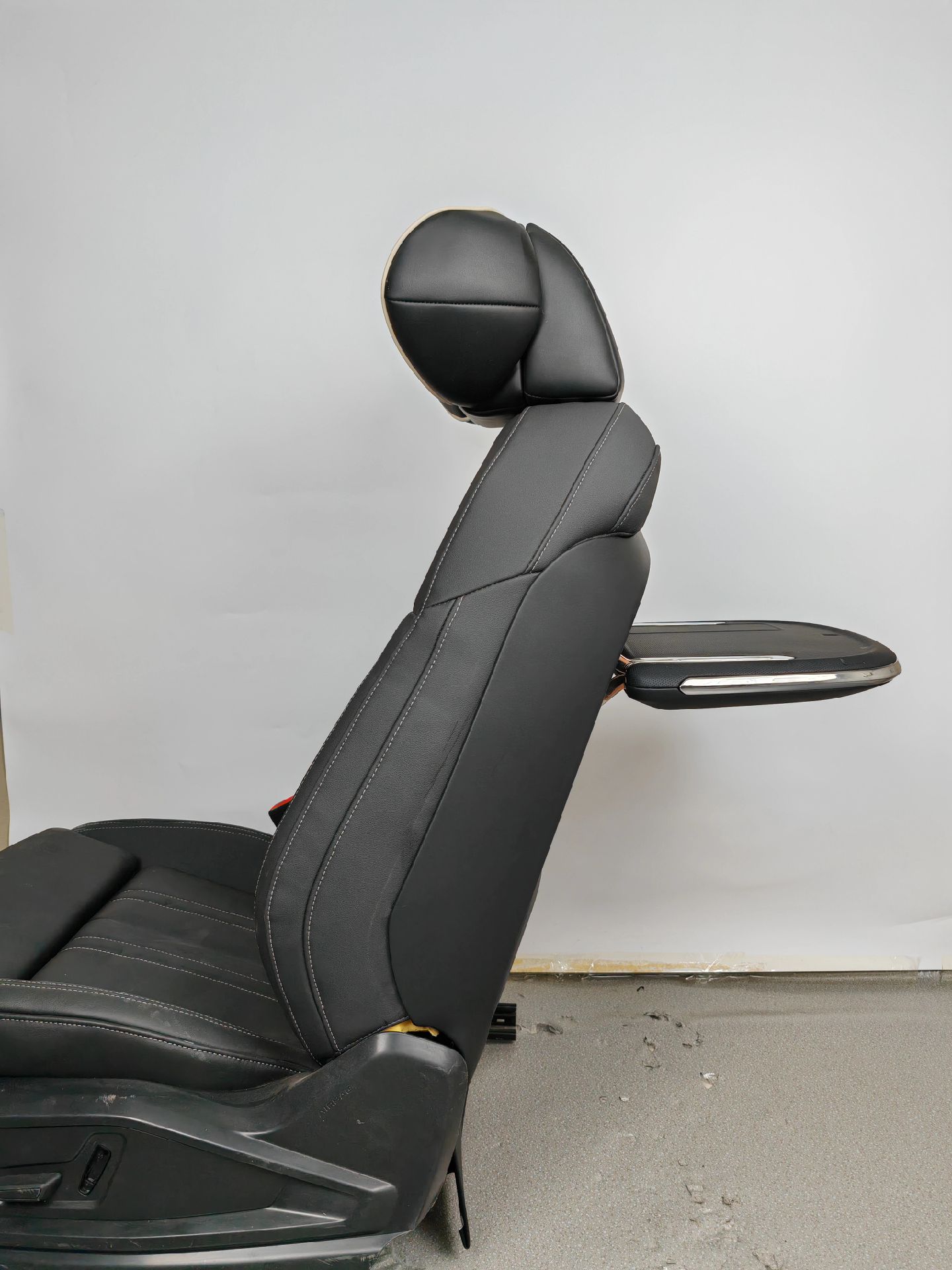 奥迪a6q6小桌板,一分钟无损替换原车后背板,秒变实用的车载小桌板