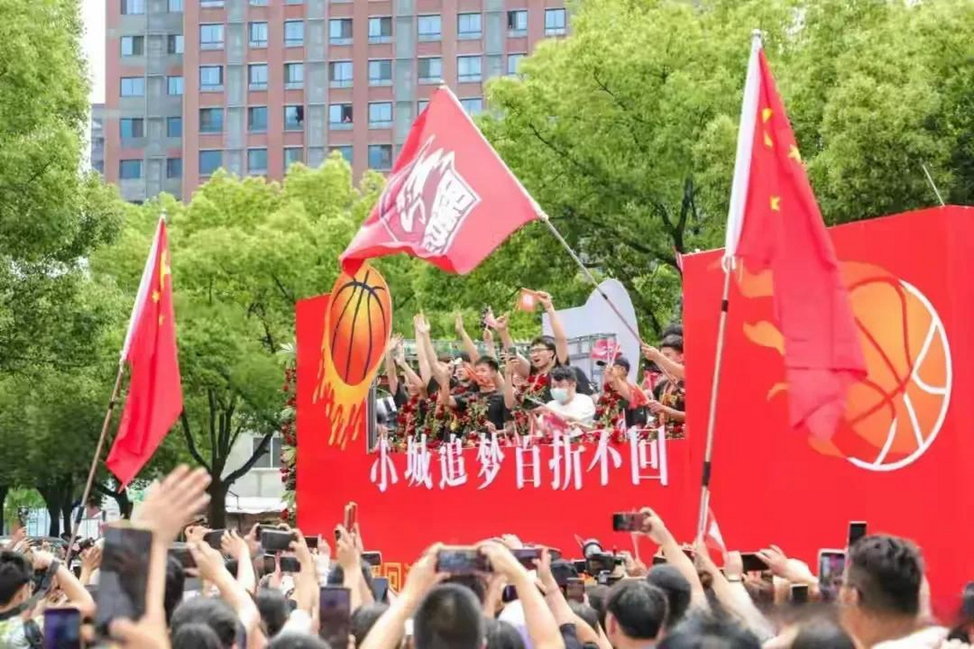 县级中学打败清华,花车巡游,全城相迎,这是属于回浦篮球的排面!