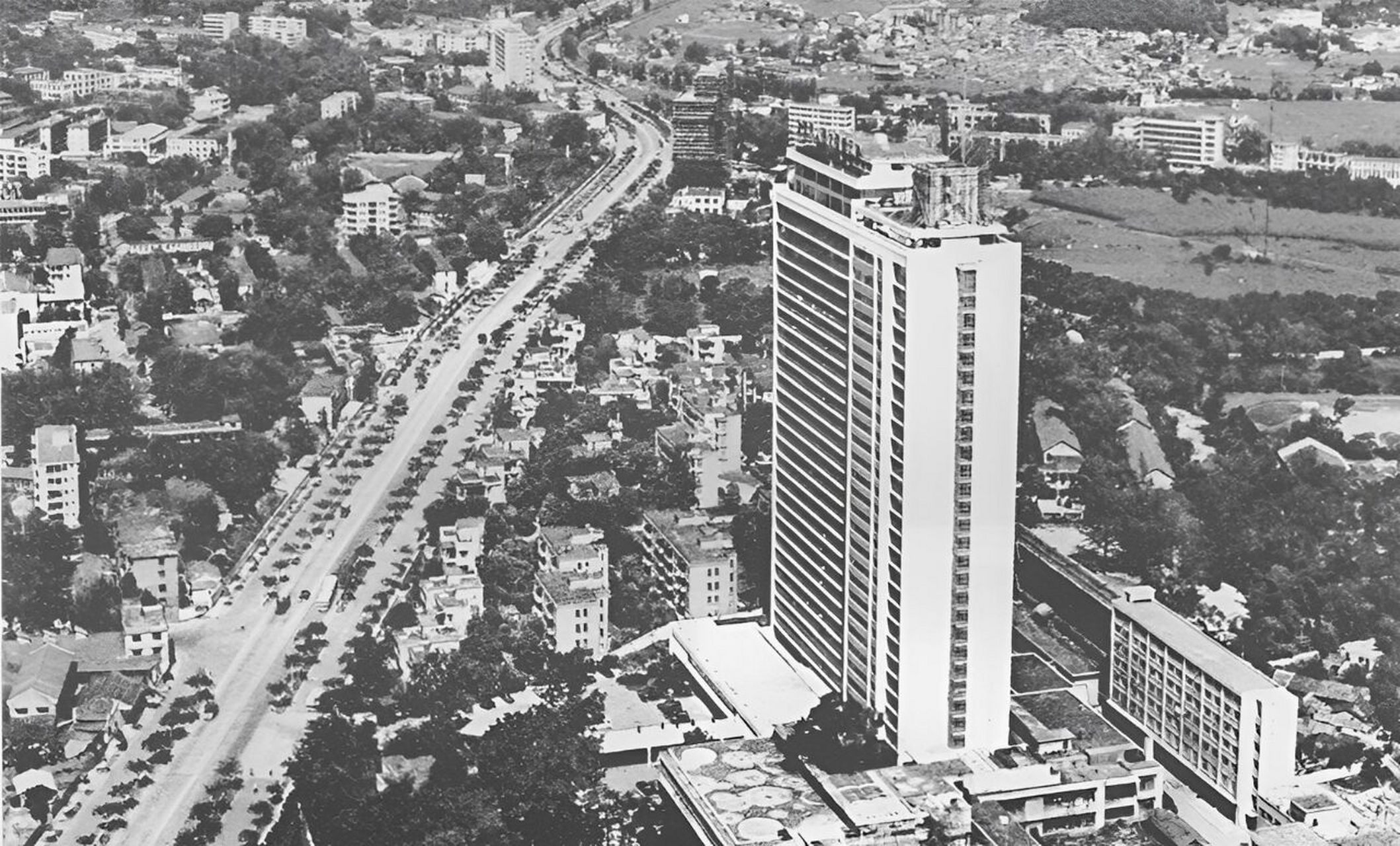1978 | 中国大陆最高建筑 - 广州白云宾馆 1978年的广州环市东路,高耸