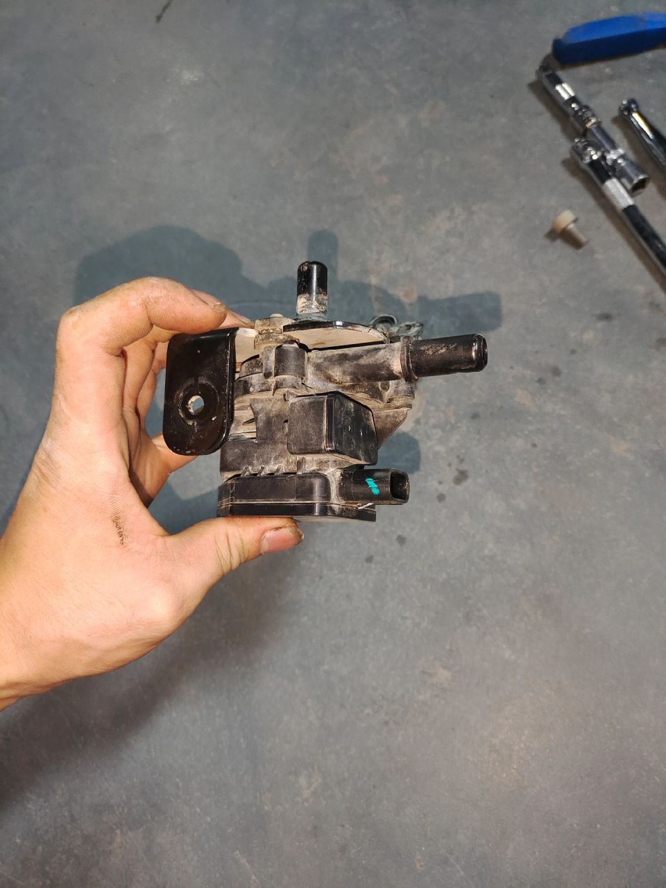 小打小闹.雪佛兰科鲁泽更换碳罐吹吸洗泵