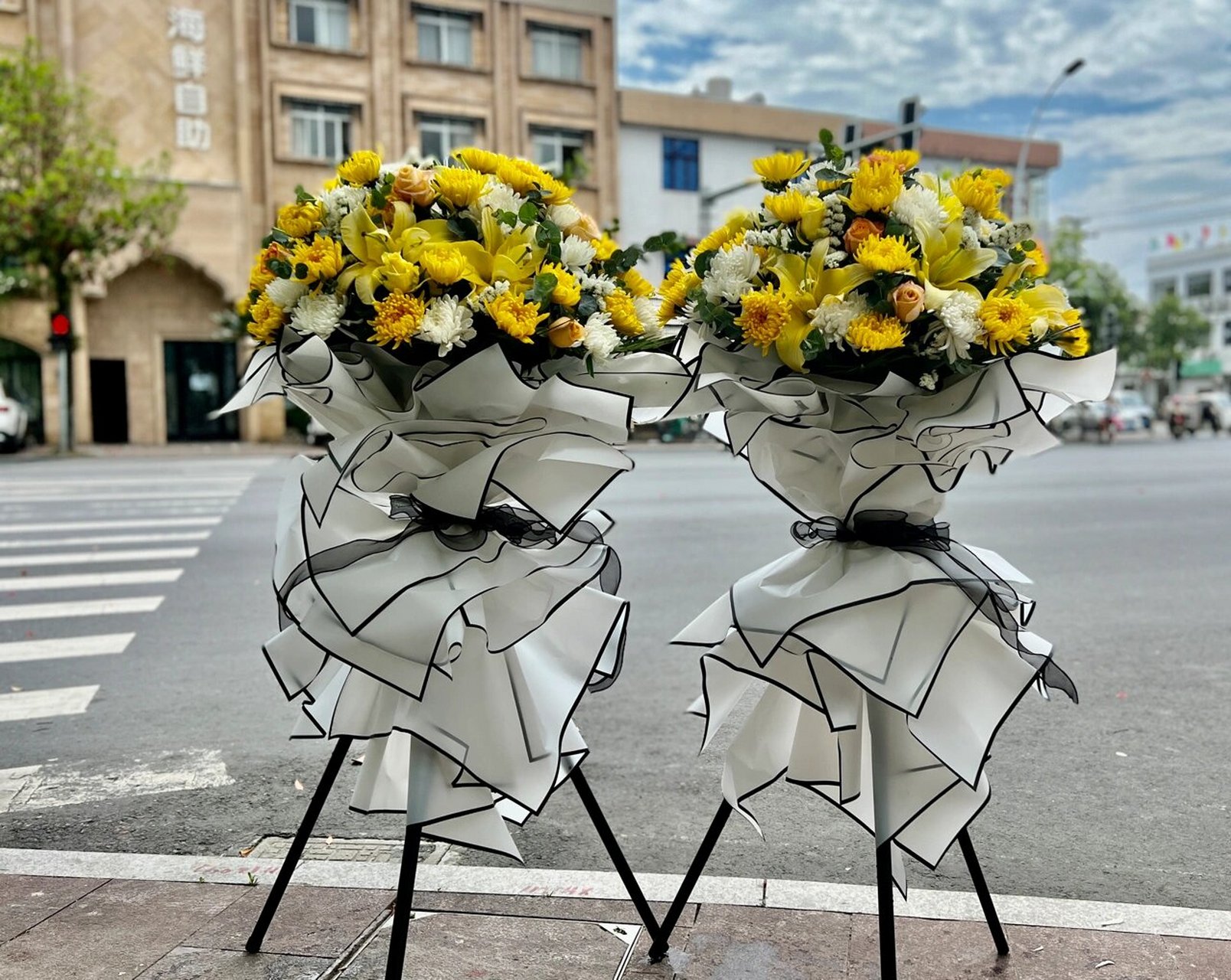 白事高篮e1花篮2 尺寸:高約1米50以上 花材:白/黄菊花,黄百合/玫瑰