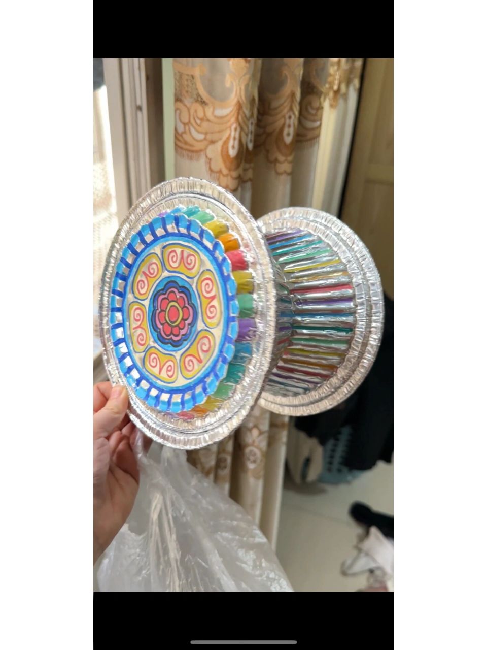 广西三月三铜鼓制作 材料 1,锡纸碗 2,丙烯马克笔 过程 在菜市场买了4