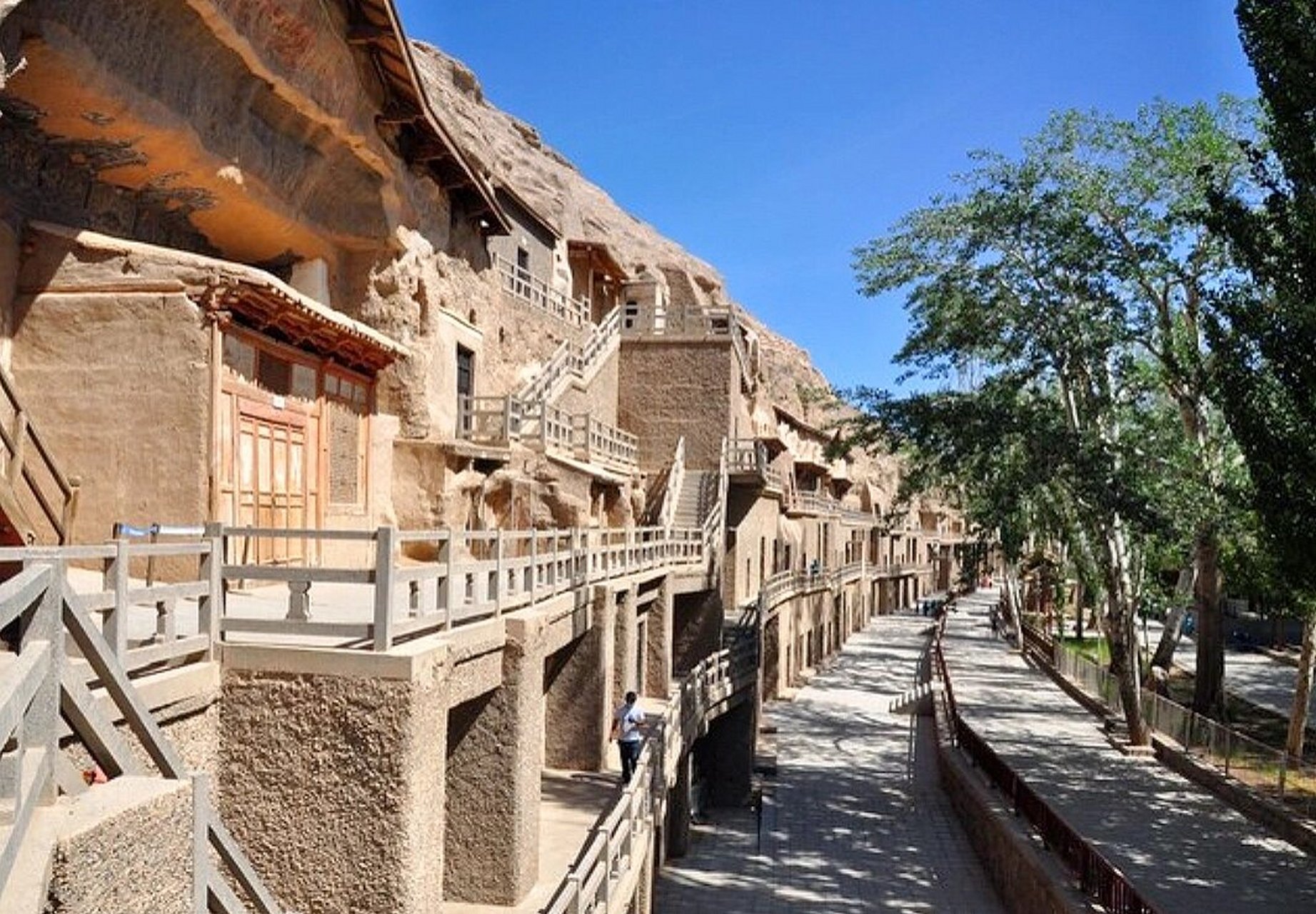 "千佛洞"          	 91 中国莫高窟又称"千佛洞",位于甘肃河西走廊