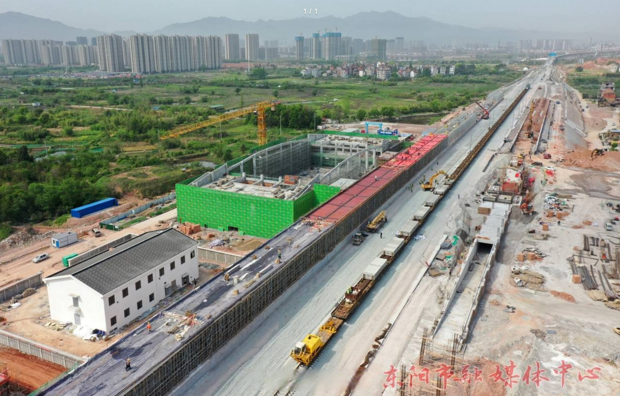 【金甬铁路铺轨忙】近日,金甬铁路东阳站建设现场,施工人员忙着铺设