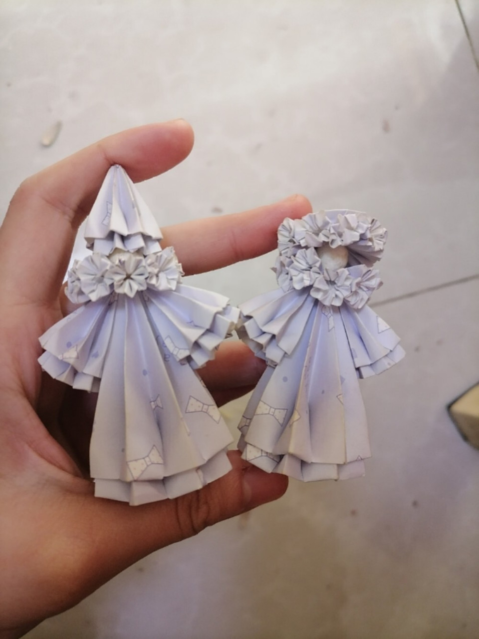 折纸娃娃(附教程) 在爷爷家看到小学做的纸娃娃,保存的还特别完整