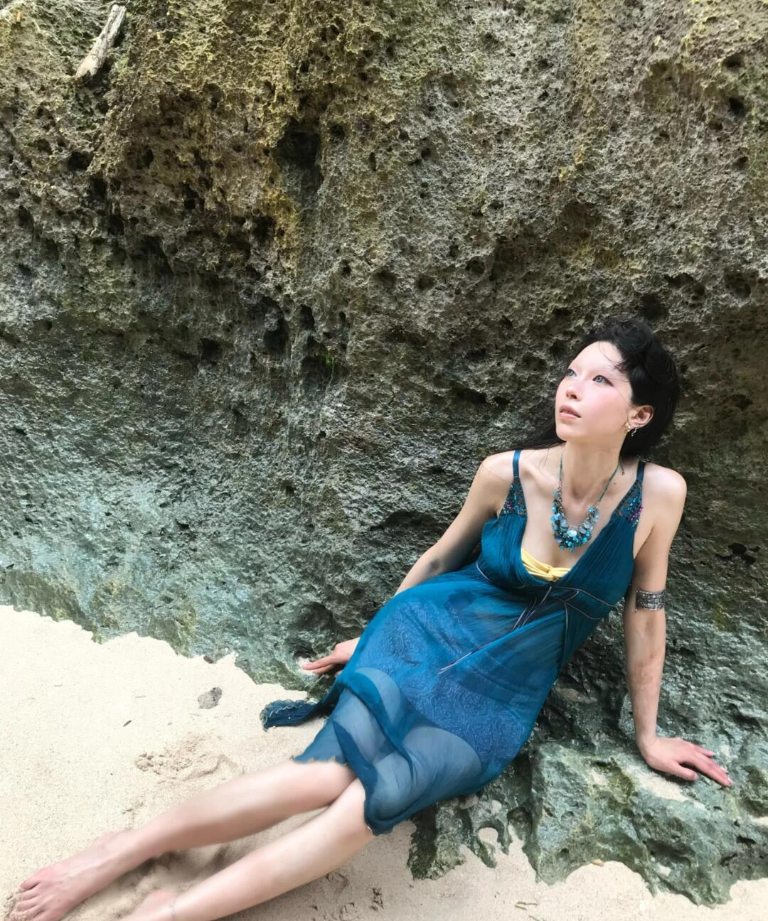 是潮湿的海风,掠过滚烫的皮肤,带来的清凉 是摇晃飘荡胡雯月泳装黄岛