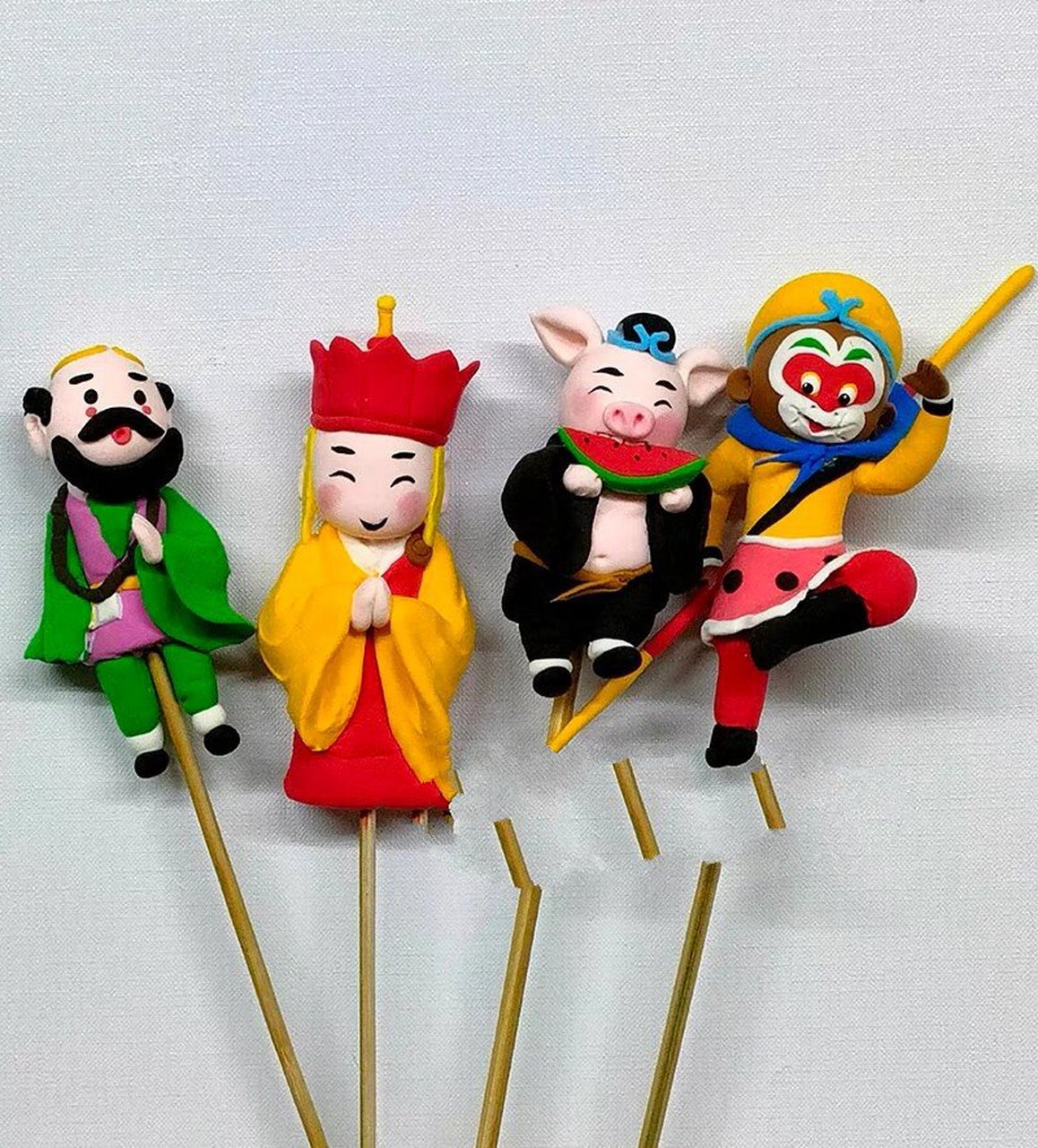 巧手捏面人    指尖传非遗 捏面人也称面塑,是一种制作简单但艺术性