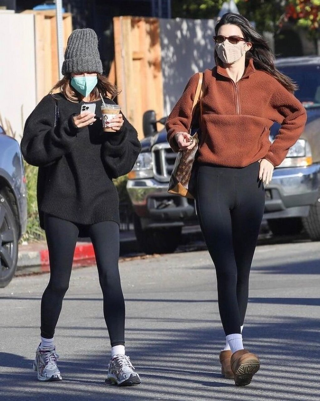 欧美明星街拍 | 肯豆&海莉 休闲运动风穿搭 2022/1/3 肯豆与好友海莉