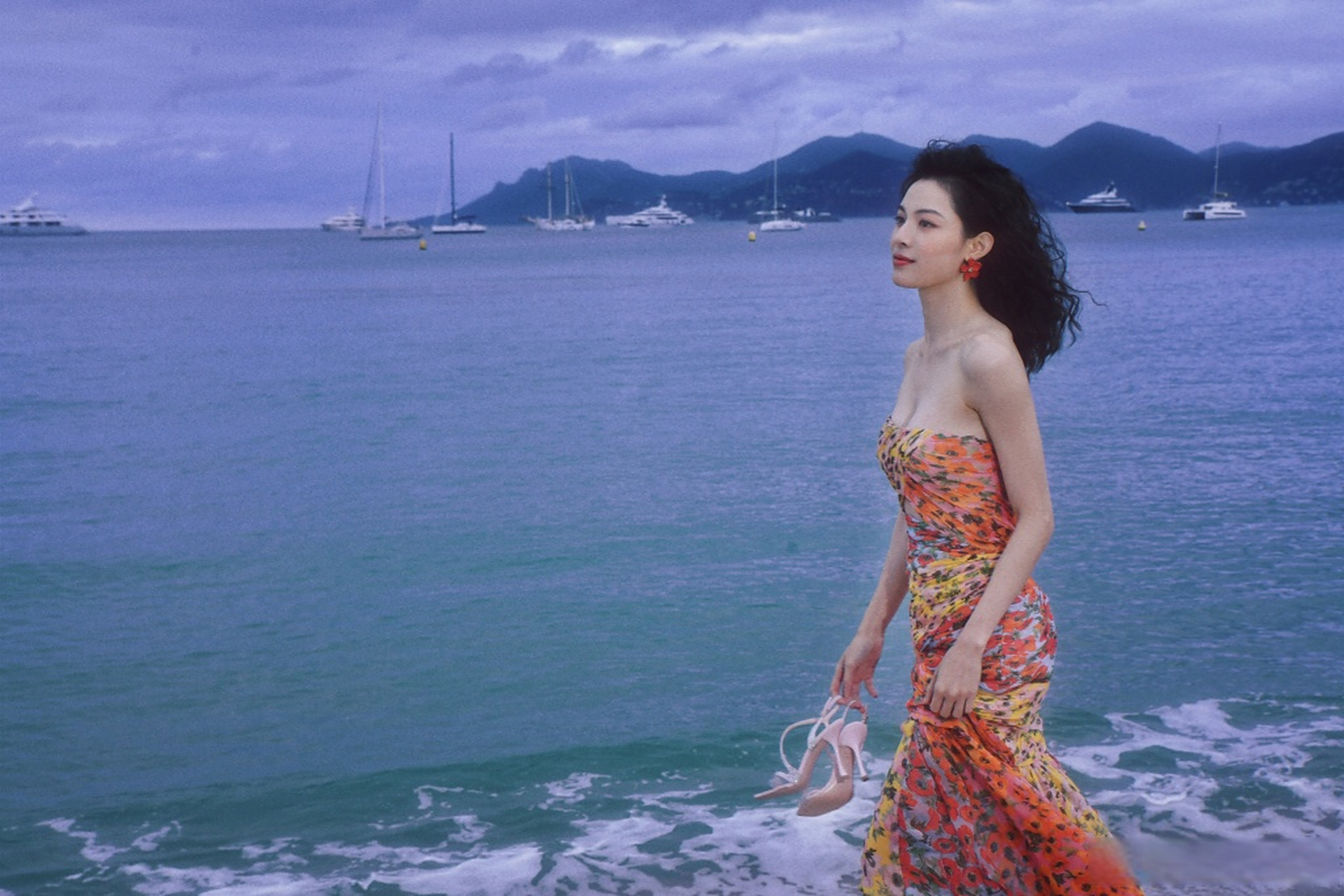 钟楚曦光脚漫步戛纳沙滩 钟楚曦戛纳海边写真来啦~碎花长裙搭配卷发