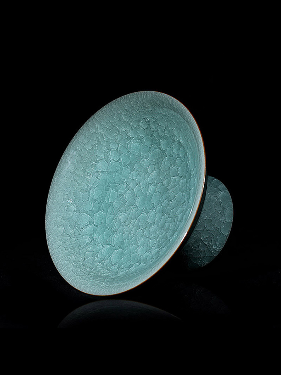 今日分享  冰裂高足盘龙泉青瓷 冰裂纹又称开片原,是一种古老的汉族