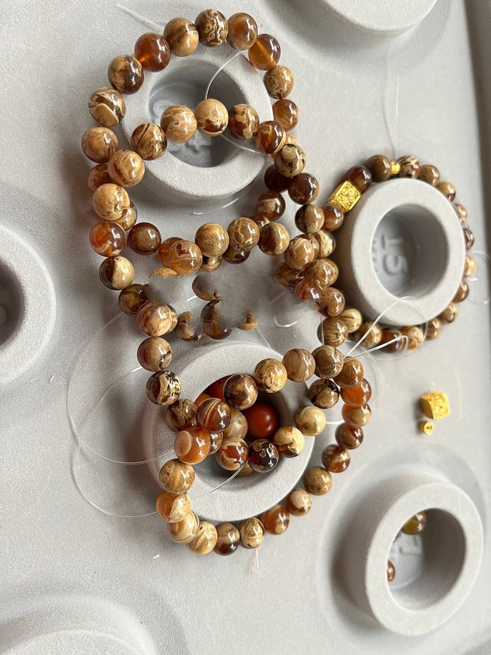 缅甸根珀品质太重要了 很多根珀乍一看很相似并且价格低廉 实物质感