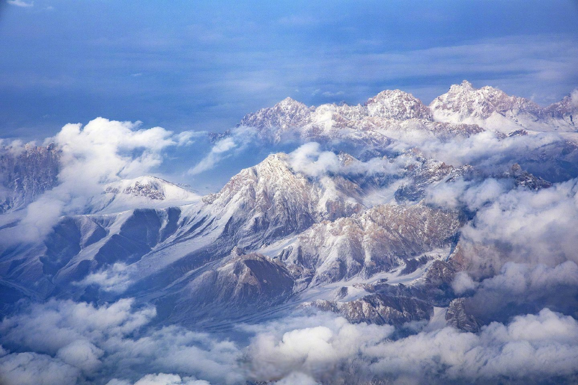 2月2日,甘肃省嘉峪关市,祁连山脉被皑皑白雪覆盖,银装素裹,在蓝天白云