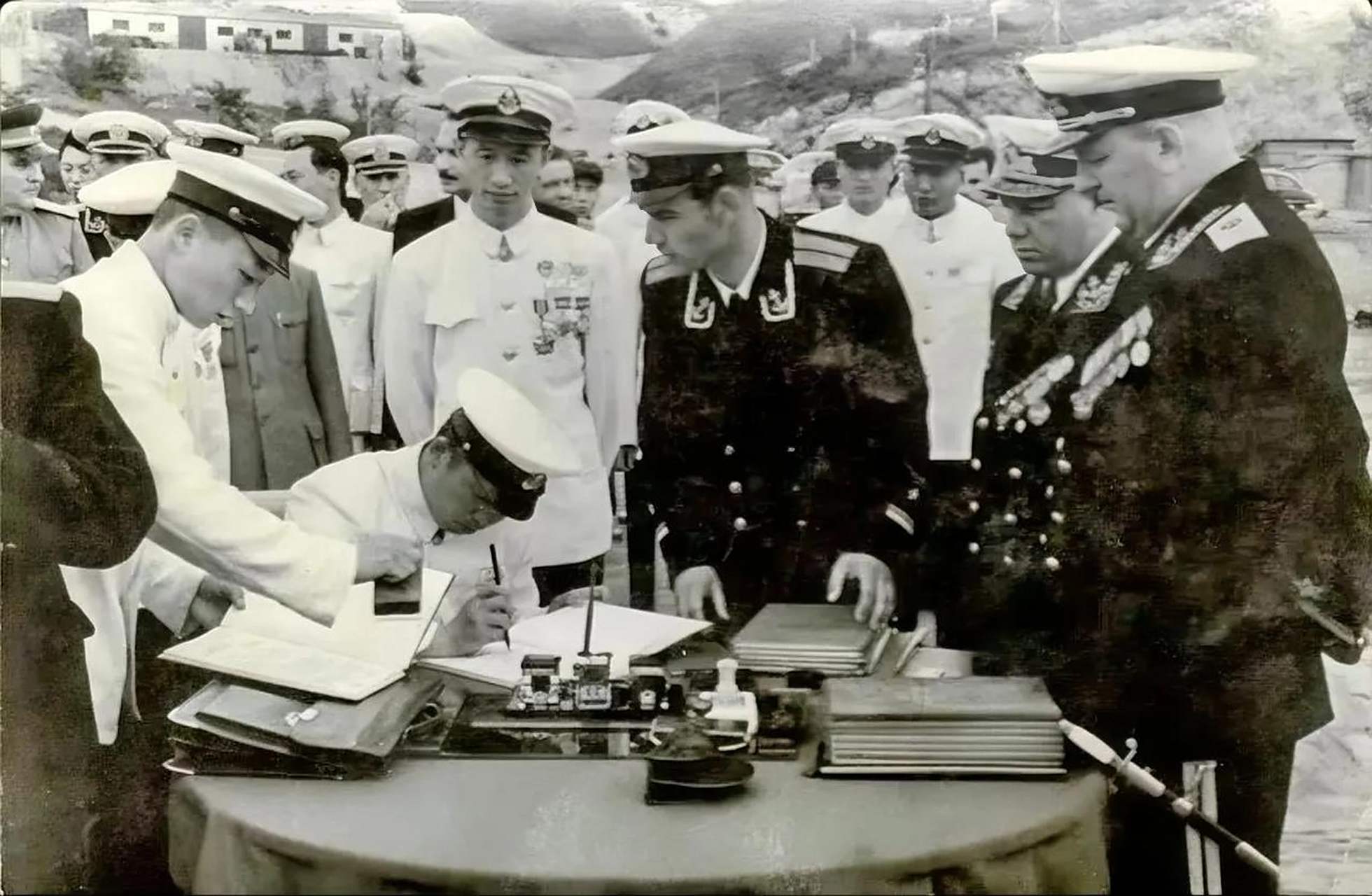这张照片显示的是1955年,苏联向中国交接旅顺军港的现场照片,这是一个