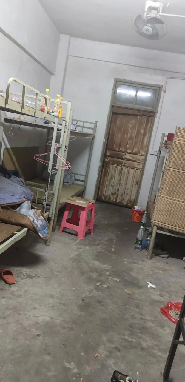 工友嫌弃电子厂的条件太差了,说宿舍连个空调都没有,还是原始的集体