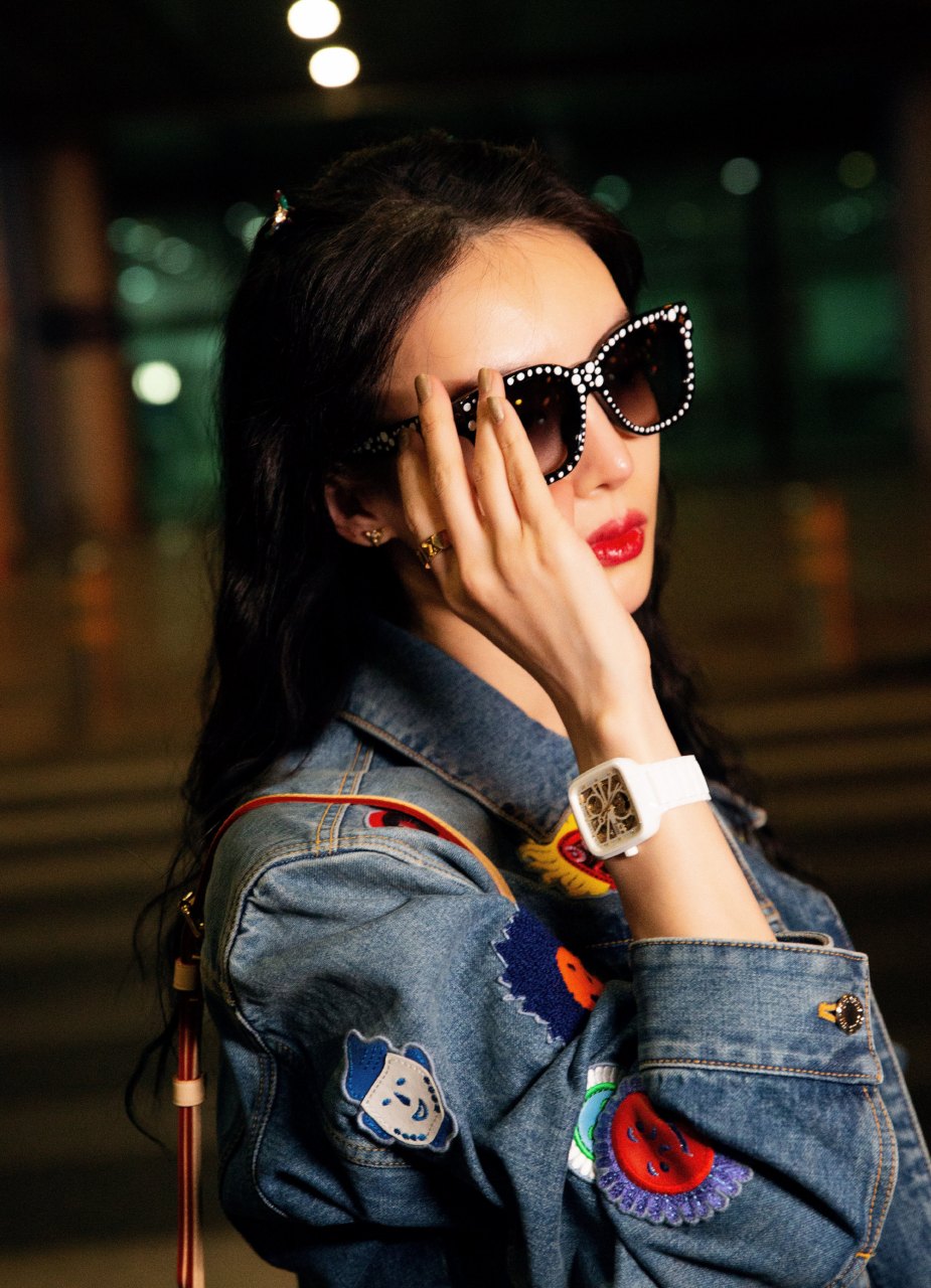 金晨牛仔穿搭造型组图,卷发,红唇,墨镜,一身牛仔穿搭,酷感十足