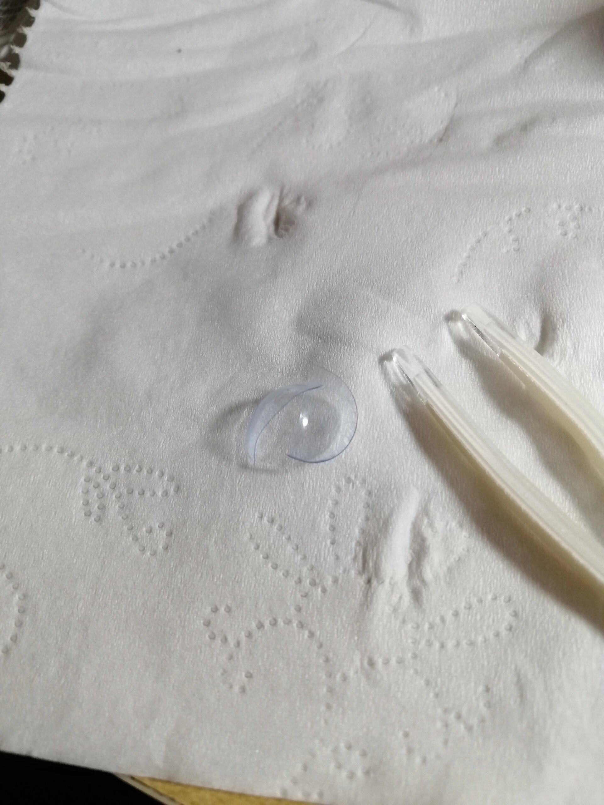 经过两小时的尝试,终于 隐形眼镜碎了