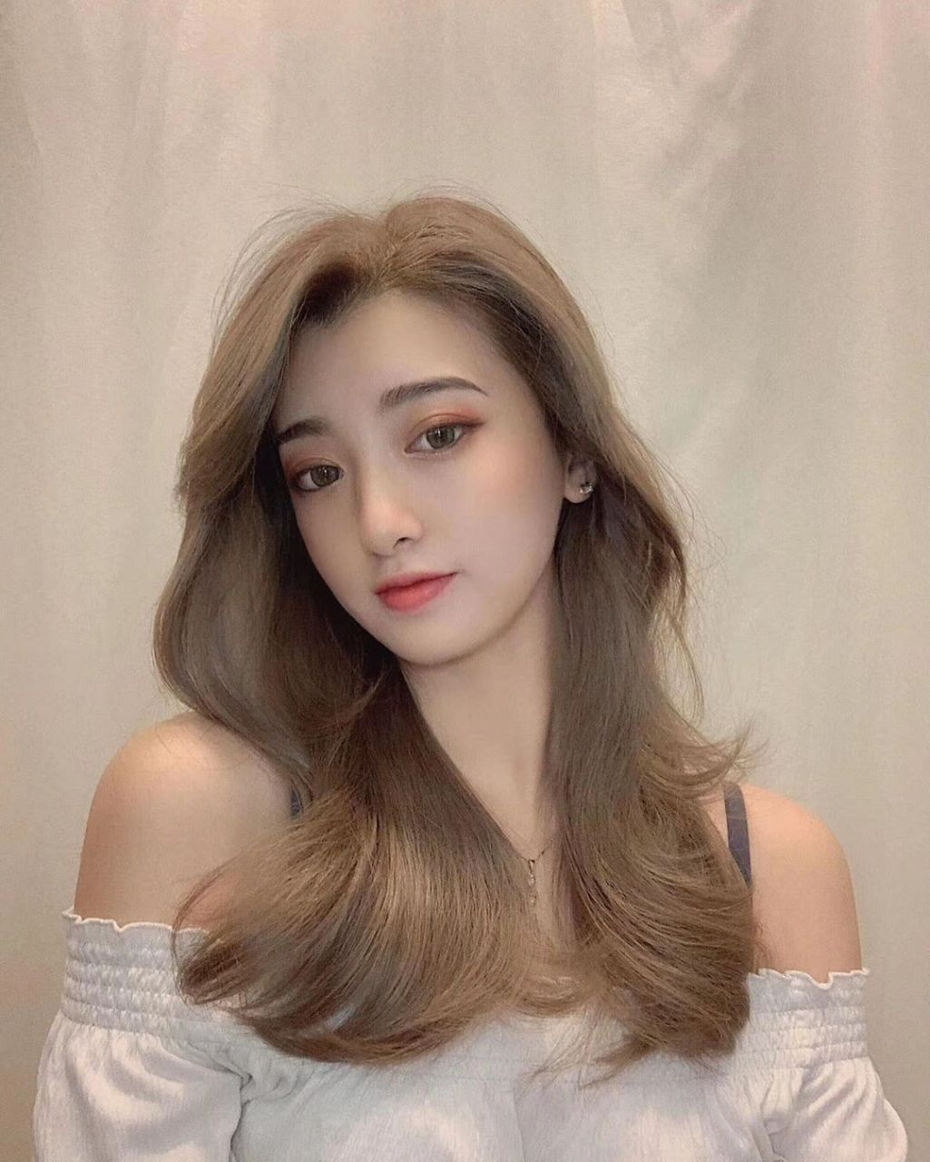 当然是亚麻色了统计发现亚麻色的染发最适合我们亚洲人的肤色,女,亚麻