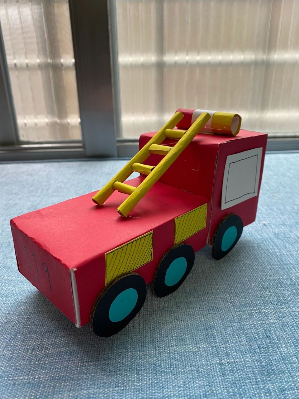 幼儿园手工汽车  119消防车 分享给有需要的人 材料:卡纸,空纸盒,胶水