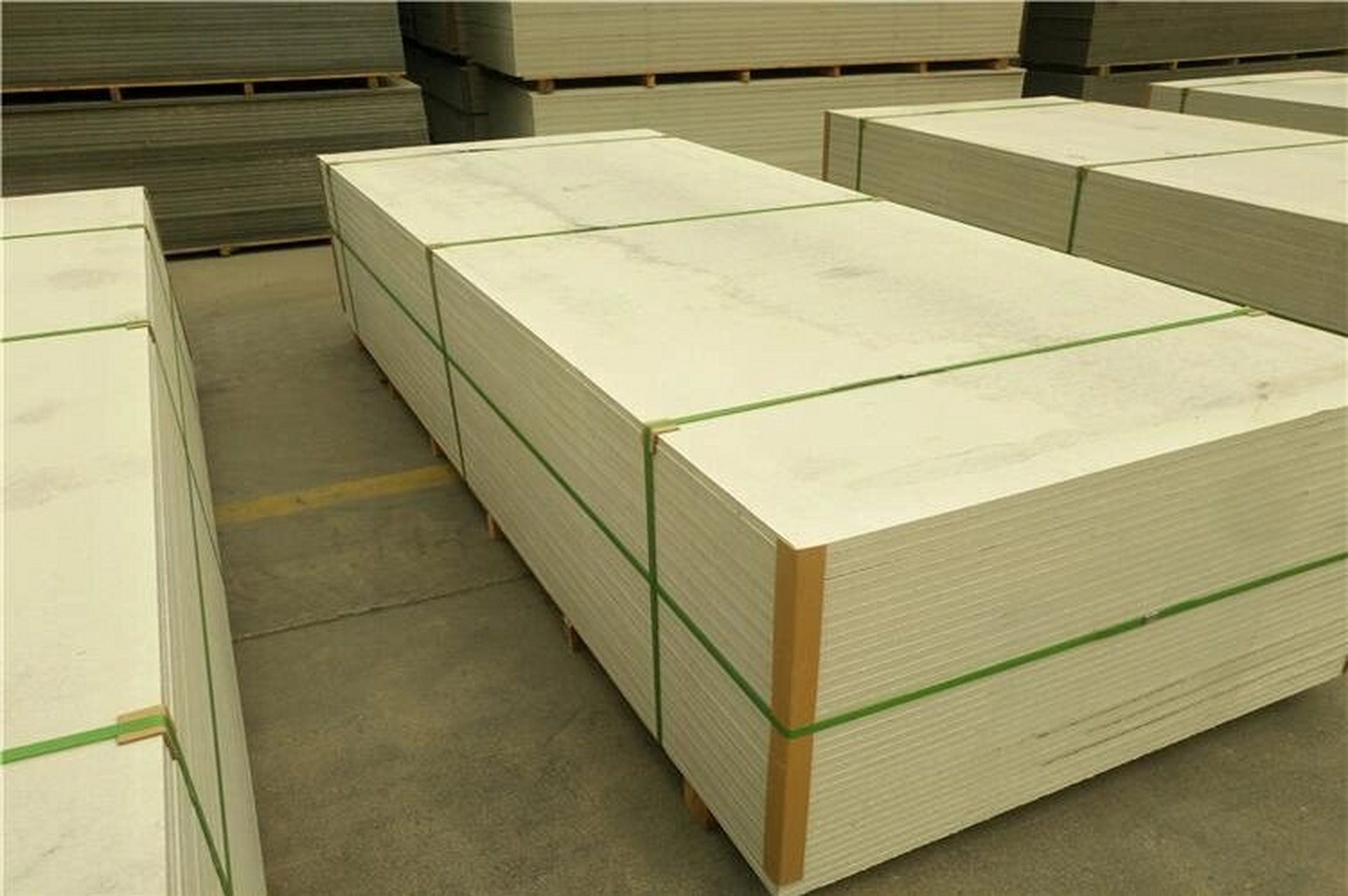 硅酸钙板是一种建筑方面使用广泛的板材,通常在民用商业公共建筑中 